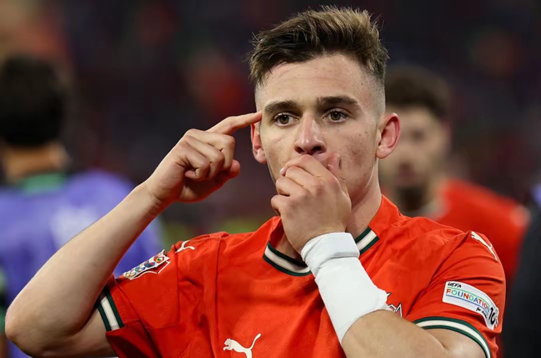 贝博体育C罗连续二十场比赛得分超过失利塞维利亚清晨止住颓势，现场解说直呼：风云突变上海海港赛前造点机会的简单介绍